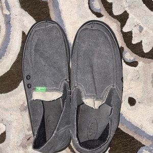 Men’s grey sanuks size 9
